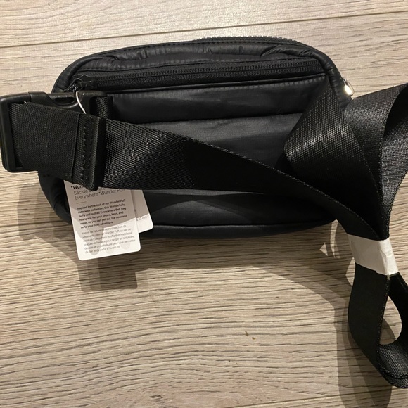Lululemon Everywhere Belt Bag Wunder Puff 1L Black - Picture 4 of 12